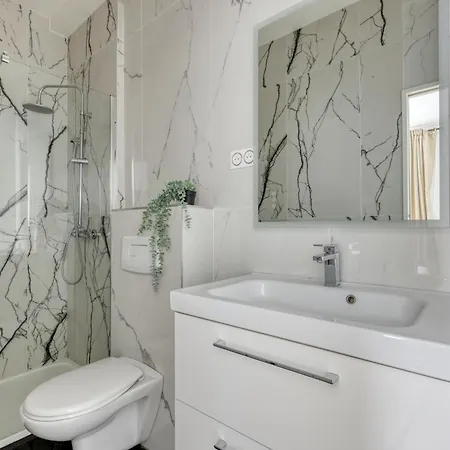 Apartment New And Quiet 1 Bdr Flat In The Heart Of 12